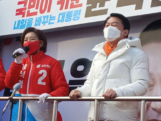 지난 3월6일 대구에서 윤석열 국민의힘 대선후보 지원유세 차량에 오른 안철수(오른쪽) 국민의당 대표와 나경원(왼쪽) 국민의힘 전 의원 등이 함께 윤석열 국민의힘 대통령후보 지지를 호소하고 있다.<나경원 전 국회의원 페이스북 갈무리>